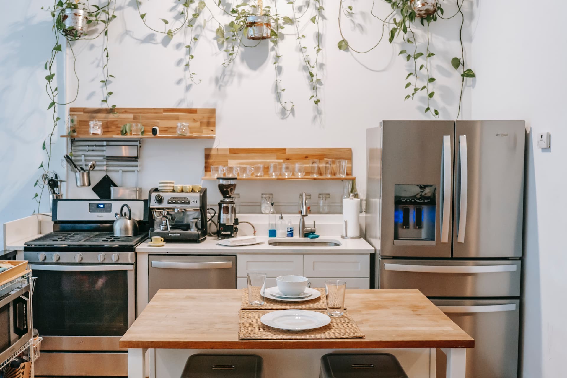 Cocina pequeña decorada con estantes de madera